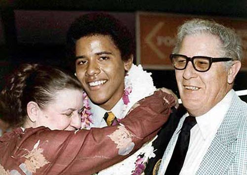 Barack Obama vui mừng trong ngày tốt nghiệp trung học năm 1979 bên cạnh bà và ông ngoại.
