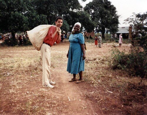 Obama chụp ảnh cùng bà nội Sarah Obama trong chuyến đi đầu tiên về quê cha Kenya vào năm 1995.
