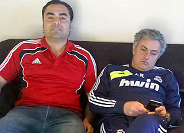 
	Mourinho và Abel ngồi nghỉ ngơi trong phòng thay đồ Real