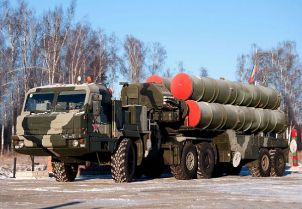 S-400 được thiết kế để phóng tên lửa theo chiều thẳng đứng, tương tự như hệ thống S-300. Sau khi phóng tên lửa bay theo hướng nghiêng phía mục tiêu định tiêu diệt, như vậy có thể đáp trả các đòn tấn công tập kích đường không của địch trên mọi hướng.