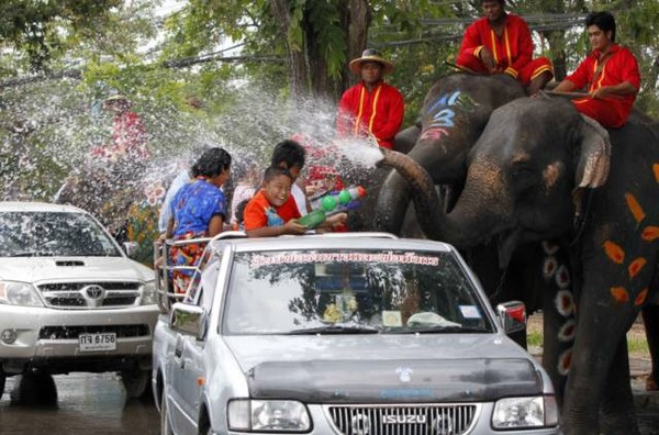 Voi phun nước vào những cậu bé trên xe ô tô vào dịp Lễ hội Songkran ở tỉnh Ayutthaya, Thái Lan.