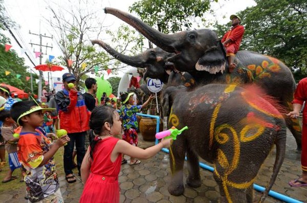 Tưng bừng Lễ hội té nước ở Thái Lan