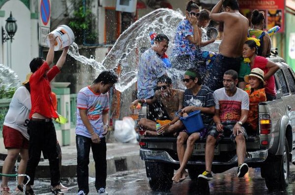 Tưng bừng Lễ hội té nước ở Thái Lan