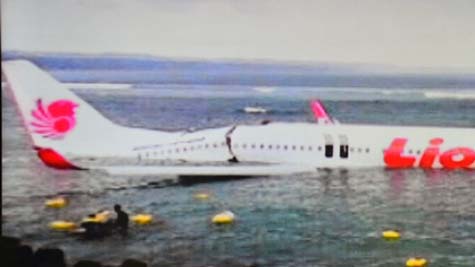 Indonesia: Máy bay chở hơn 100 hành khách lao xuống biển
