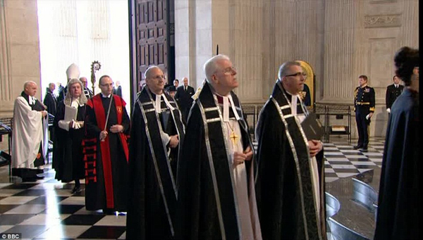 
	Tang lễ được cử hành bởi Tổng giám mục London.
