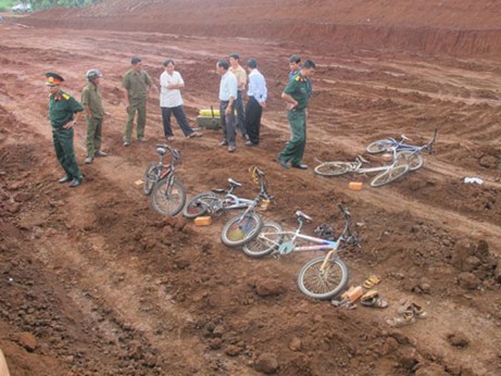 'Mì tôm vẫn còn trong túi áo, sao con nỡ ra đi?'