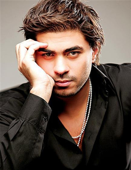 Anh Khaled Selim là một ca sĩ chuyên hát nhạc phim tại Ai Cập. Với vẻ ngoài gần giống ca sĩ Enrique Iglesias, Khaled Selim gặt hái được không ít thành công trong sự nghiệp.