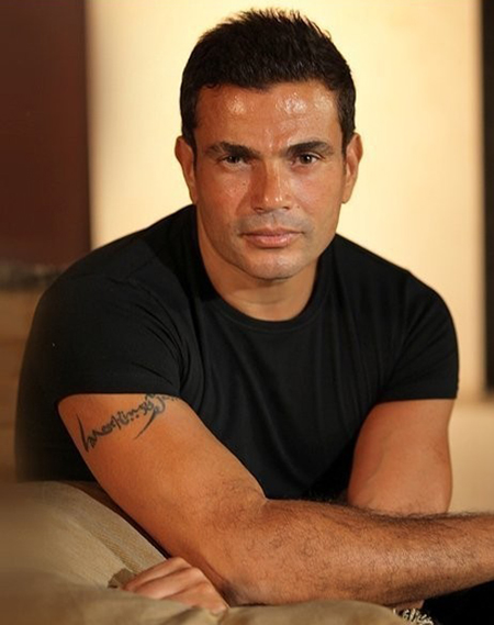 Amr Diab sinh ngày 11/10/1961 trong một gia đình có truyền thống nghệ thuật. Cha anh là một nghệ sĩ có chất giọng tuyệt vời nên đã sớm hướng cho Amr theo con đường nghệ thuật. Anh là một trong những ca sĩ nổi tiếng nhất vùng Trung Đông, không chỉ bởi giọng hát trời phú mà còn vì vẻ nam tính quyến rũ.