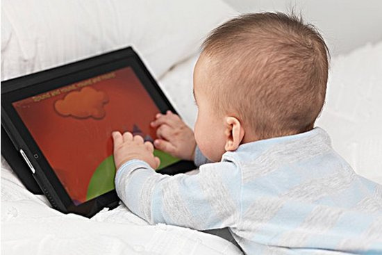 iPad khiến bé 2 tuổi cận... 500 độ 1
