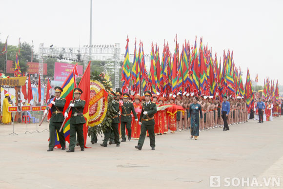 
7h30, đại lễ dâng hương bắt đầu được tiến hành.