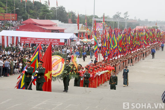 
Đi đầu đoàn lễ là cờ tổ quốc và cờ hội, phía sau là 14 cô gái phù lễ và 100 thanh niên mang cờ hội dẫn đoàn.