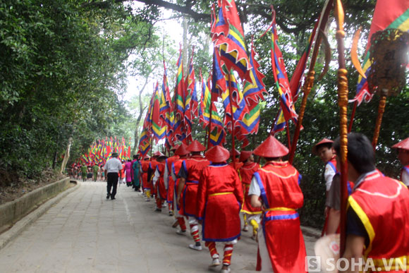 Giỗ tổ Hùng Vương: Nen nhau lên đền dâng hương tri ân công đức Vua Hùng