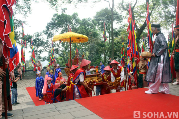 Giỗ tổ Hùng Vương: Nen nhau lên đền dâng hương tri ân công đức Vua Hùng