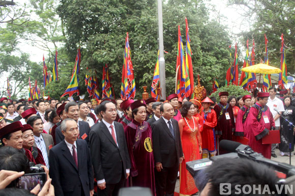 
Lãnh đạo Đảng, Nhà nước và cán bộ các tỉnh thành trong cả nước kính cẩn trước đền thờ các Tổ Vương.