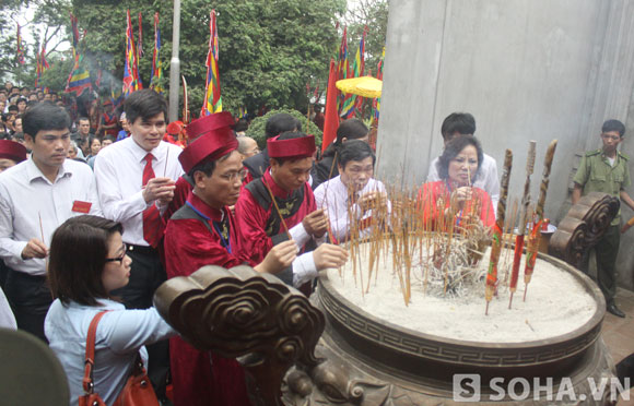Giỗ tổ Hùng Vương: Nen nhau lên đền dâng hương tri ân công đức Vua Hùng