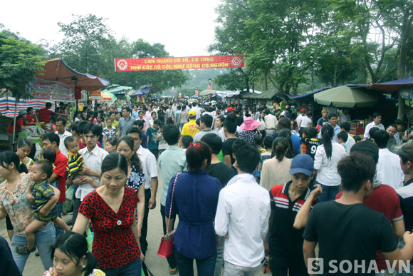 
Ngay từ sáng sớm, cả triệu đồng bào từ khắp các tỉnh trong cả nước đã đổ về Đền Hùng với tấm lòng thành kính, dâng hương tưởng nhớ về cội nguồn.