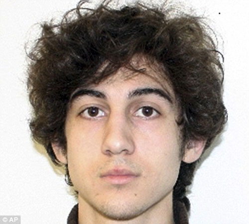 
	Dzhokhar Tsarnaev, nghi phạm mũ trắng, hiện đang chạy trốn.