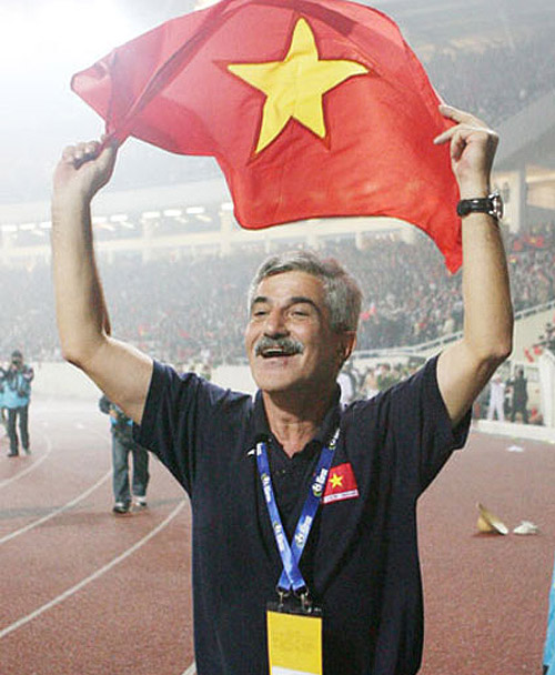 
	HLV Calisto là công thần của bóng đá Việt Nam với chiến tích đưa ĐTQG giành chức vô địch AFF Suzuki Cup 2008