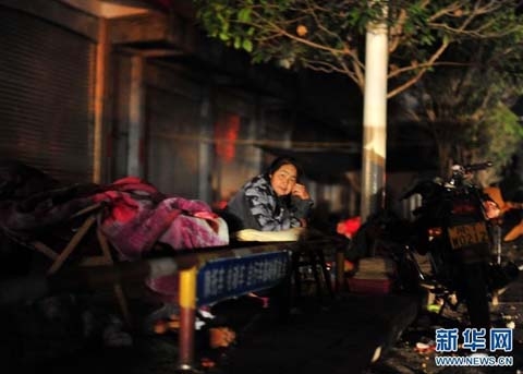 Đêm "không nhà" đầu tiên ở Tứ Xuyên sau động đất