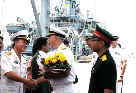 Tàu Hải quân Hoa Kỳ cập cảng Đà Nẵng