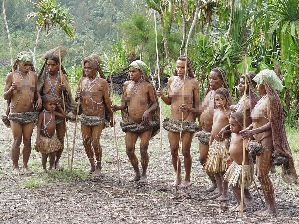 Thăm bộ tộc có cách bảo vệ dương vật khác biệt 7