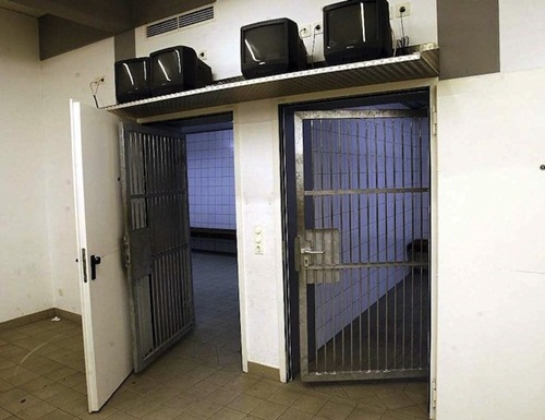 Có hai nhà tù ngay trong sân của Dortmund