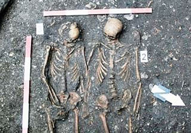 Bí ẩn cặp đôi nắm tay nhau chết ở tu viện Rumani thời Trung cổ 1