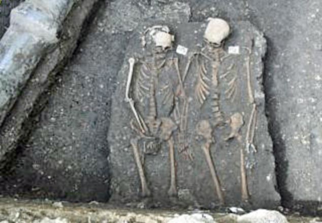 Bí ẩn cặp đôi nắm tay nhau chết ở tu viện Rumani thời Trung cổ 2