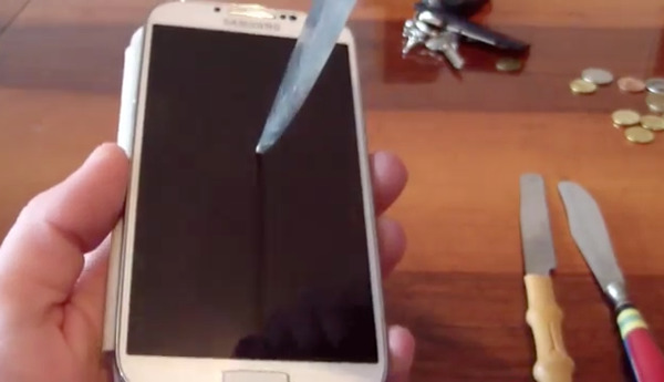 Thử độ bền Samsung Galaxy S4 bằng... dao và chìa khóa 2