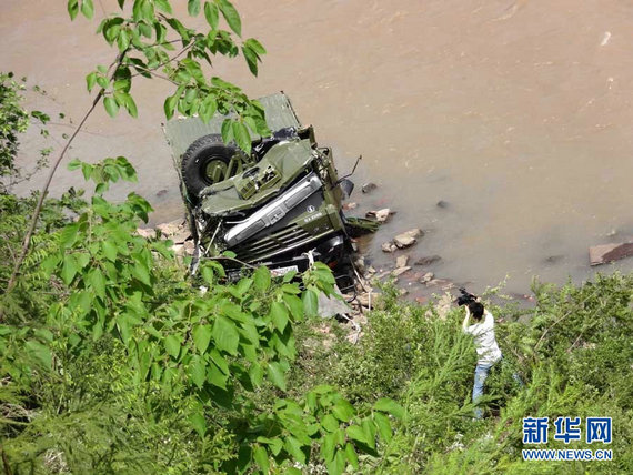 Trung Quốc: Su-30 gặp nạn vì chim, xe bộ binh lật nhào xuống sông