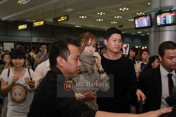 Yoon Eun Hye che nửa mặt, thân thiện chào fan Việt 4