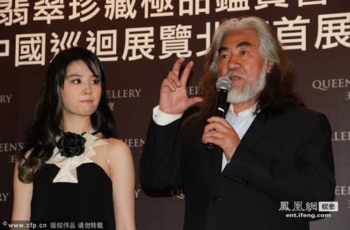 Lưu Diệc Phi đeo trang sức 300 tỷ 'tự sướng' cùng đạo diễn 