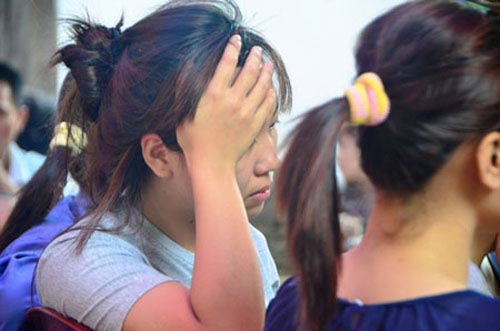 
	Chị gái em Lê Thị Huyền Trang vật vã đau đớn trước cái chết thảm thương của em gái.