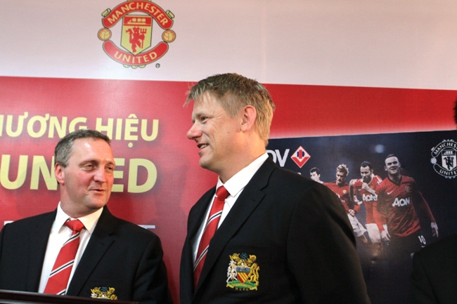 
	Peter Schmeichel và đại diện của MU