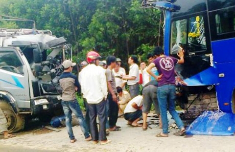 Xe khách đối đầu xe tải, hơn 40 người thoát chết