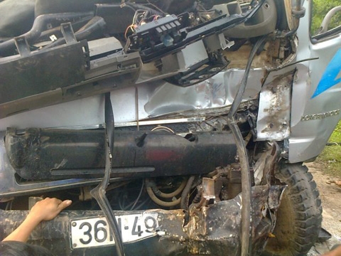 Xe khách đối đầu xe tải, hơn 40 người thoát chết