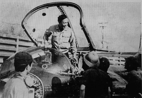 
	Phi công Phạm Ngọc Lan (trên buồng lái) chuyển loại thành công A-37.