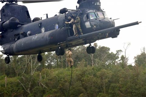 
	Và MH-47 Chinook, loại máy bay to hơn có thể chở hàng hóa và binh sĩ, đưa quân thâm nhập từ một khoảng cách tới mục tiêu.