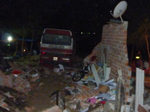 
	Căn nhà bị đổ sập hoàn toàn sau vụ tai nạn