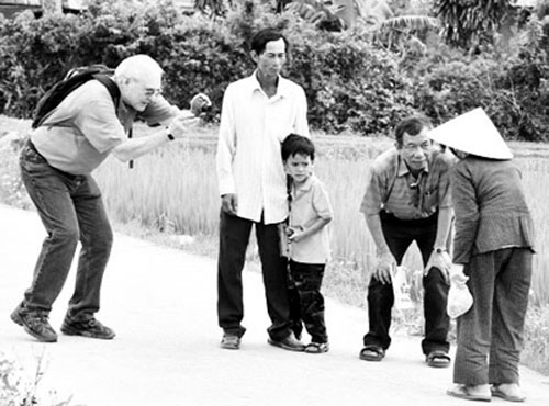 
	Ông Ron Haeberle trở lại Mỹ Lai ngày 16/3/2013 và gặp gỡ các nhân chứng để tìm sự thật cho bức ảnh.