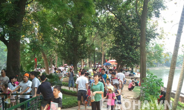 Trong những ngày nghỉ lễ vừa qua và sáng 30/4, lượng khách tới công viên Thủ Lệ tăng gấp nhiều lần ngày thường.