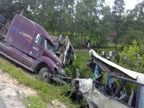 Xe container tông xe khách, 4 người chết, 10 bị thương