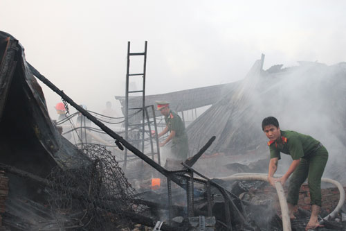 Cháy lớn thiêu rụi trên 50 căn nhà 5