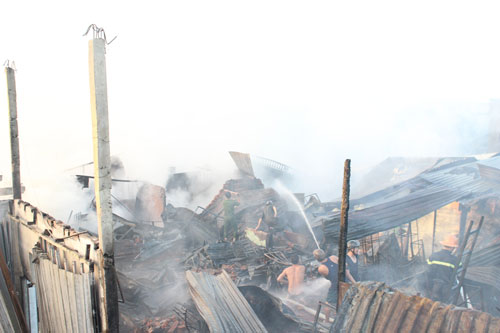 Cháy lớn thiêu rụi trên 50 căn nhà 7