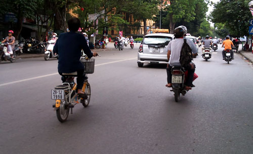 Xe đạp điện biển số “80B-988.98” náo loạn đường phố