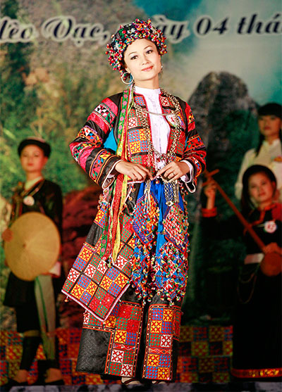 Nét đẹp trang phục phụ nữ ở chợ tình Khau Vai