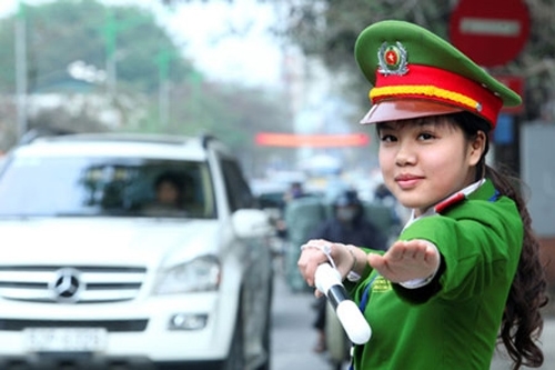 Nguyễn Hồng Nhung với hình ảnh nữ cảnh sát giao thông trong những ngày giáp Tết. Ảnh Khám phá