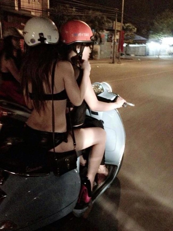Sốc với thiếu nữ Việt mặc... đồ lót ra phố