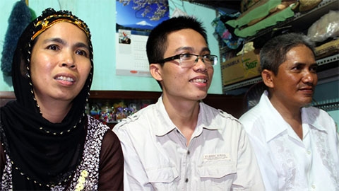 Mu Ham Mach cùng cha mẹ của mình.