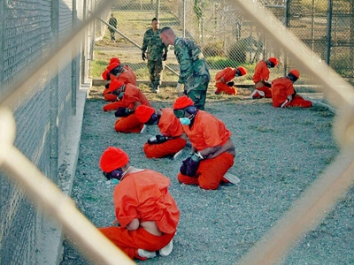  Các nghi phạm đến trại giam Guantanamo hồi tháng 1/2002.
            Ảnh: Shane McCoy (Hải quân Mỹ)